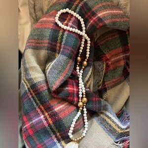 Beautiful beaded oyster shell nexklace.